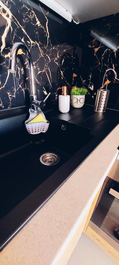 Black Flox Apartment Dráma Buitenkant foto